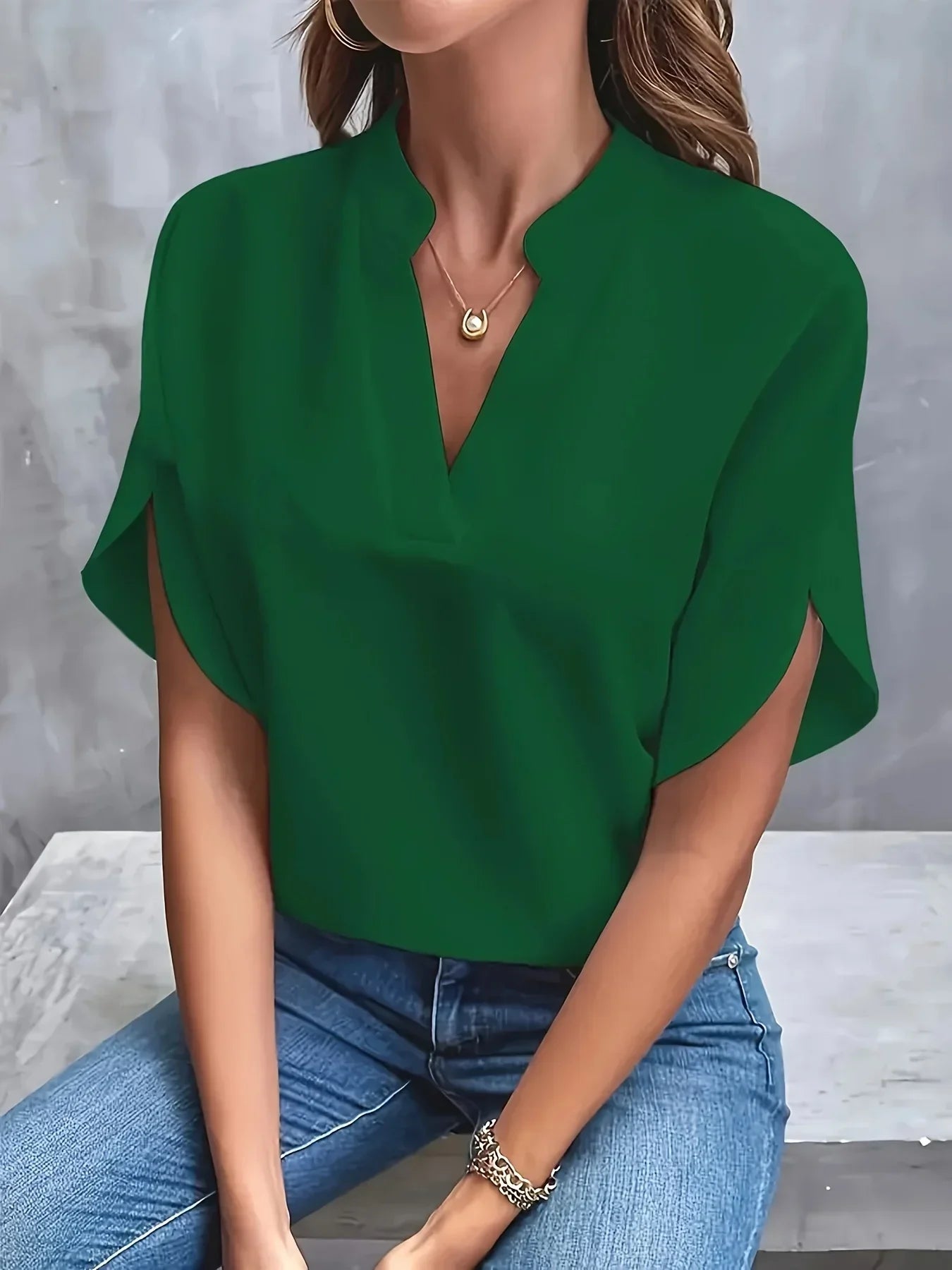 Angelica | Dames Elegante V-hals Blouse Met Splitmouwen