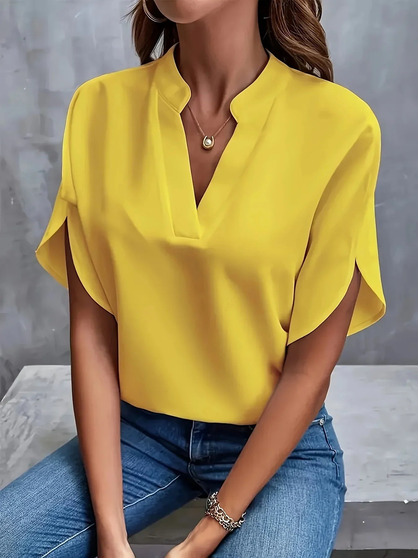 Angelica | Dames Elegante V-hals Blouse Met Splitmouwen