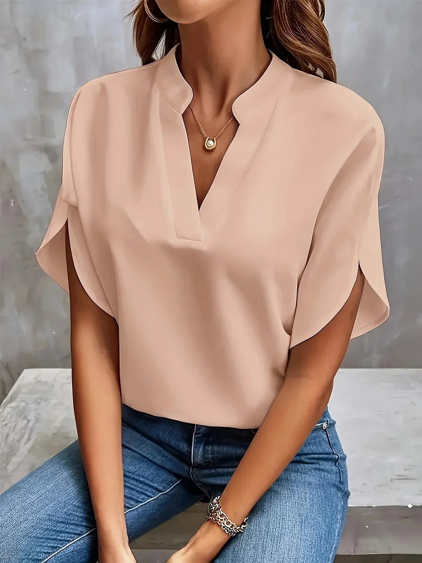 Angelica | Dames Elegante V-hals Blouse Met Splitmouwen